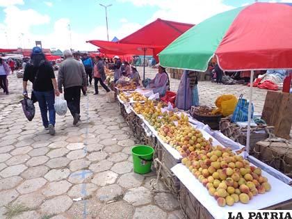 Variedad de frutas y verduras en la feria