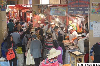 Afluencia de gente para comprar pescado