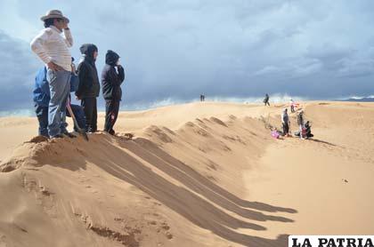Artistas planifican ayer su trabajo en las dunas de arena de Cochiraya