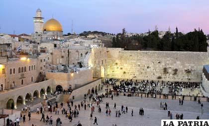 Miles de peregrinos cristianos peregrinan por la ciudad vieja de Jerusalén