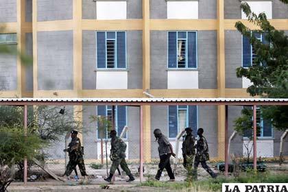 Soldados de las Fuerzas de Defensa de Kenia el momento de intervenir la 
universidad