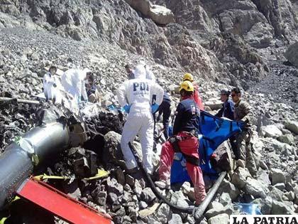 Rescatistas tratan de recuperar los cuerpos de los cuatro tripulantes