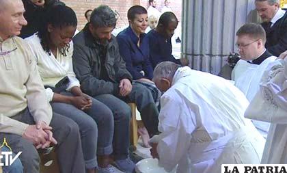 El momento que el Papa Francisco lavó pies de algunos internos en Roma