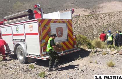 El carro de bomberos de Oruro llegó al lugar