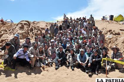 Artistas que participaron del encuentro en los arenales de Cochiraya