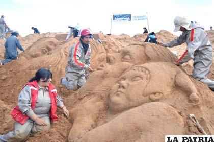 El secretario de Cultura del Municipio, Rolando Rocha, también hizo su obra