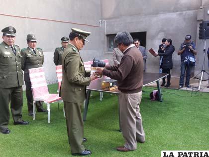 El coronel Blanco recibe la cámara fotográfica del alcalde Ramírez