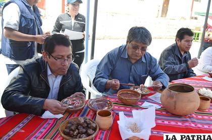El alcalde Juan José Ramírez (medio) disfruta de la buena gastronomía