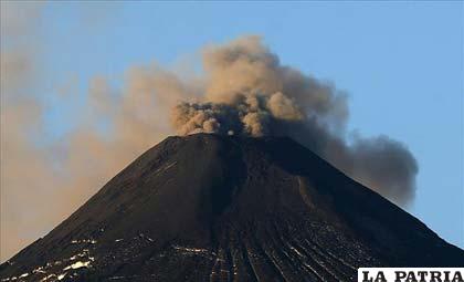 Chilenos en “alerta naranja” ante posible erupción de volcán Villarrica