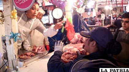 Algunas comerciantes reclamaron por el decomiso de carne en mal estado
