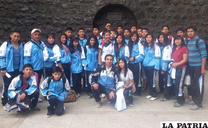 La delegación orureña que participó en el certamen nacional de natación
