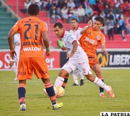 Universitario y Huracán en la ida empataron 0-0 en Sucre