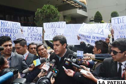 Ramiro Sánchez Montaño, candidato por Frente por la Victoria, denuncia fraude en Coroico