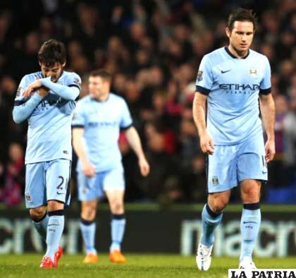 Jugadores del Manchester City frustrados por la derrota ante el Crystal Palace