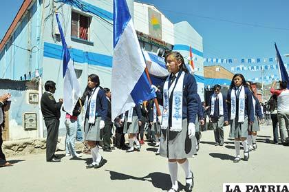 Estudiantes del Colegio Nacional Bolivia desfilan en el aniversario 41
