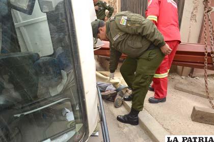El investigador policial muestra el pie triturado