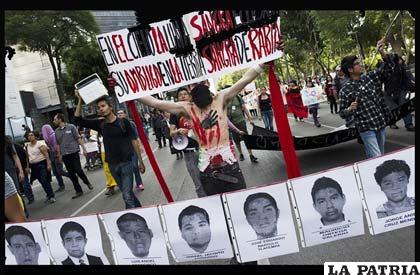 Familiares de 43 estudiantes desaparecidos en México piden atención del gobierno estadounidense