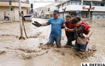 Personas en medio de las calles inundadas en el Norte de Chile