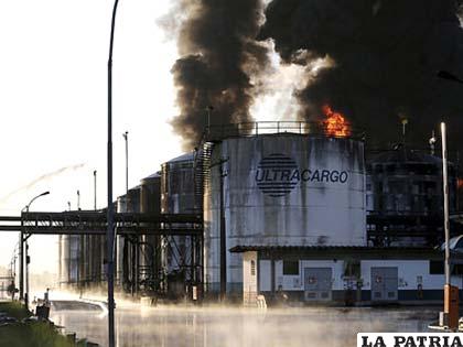 Tanques de combustible ardiendo en el puerto de Santos