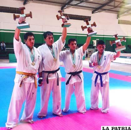 Luis Terrazas, el segundo de izquierda a derecha, fue campeón en el selectivo que se verificó en Santa Cruz