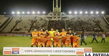El plantel de Universitario que empató anoche ante Huracán