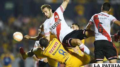 La acción del partido que se disputó en el estadio de Tigres