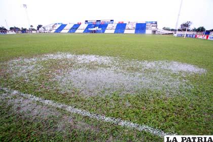 El partido se suspendió el domingo por estar anegado el campo de 
juego