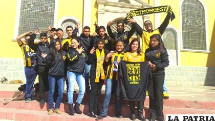 Hinchas orureños seguidores de The Strongest