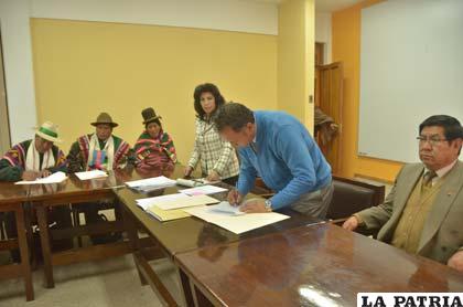 Firma del convenio entre autoridades de Derecho y Jacha Carangas