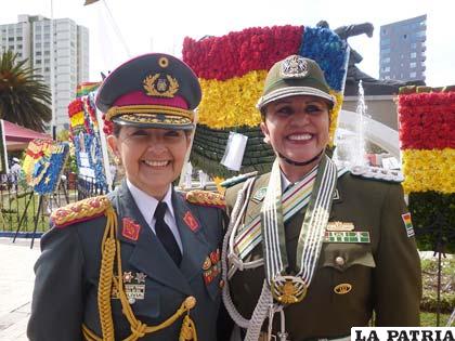 La Generala de Ejército, Gina Reque Terán (i), y la Coronel, Rosario Chávez (d)
