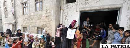 Un grupo de yemeníes intenta recibir ayuda humanitaria