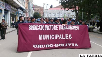 Trabajadores municipales marcharon ayer durante el paro de 24 horas