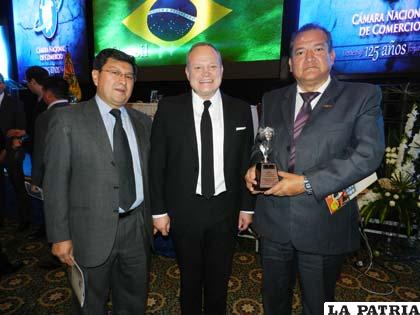 (De izquierda a derecha) Fernando Larrea ejecutivo de ENDE Corporación, Fernando Cáceres presidente de la CNC y Humberto Villegas gerente de Elfeosa