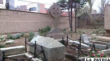 La tumba de Andrew Penny se encuentra en el cementerio Laico que será restaurado