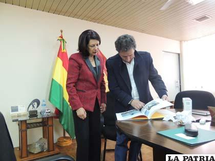 La embajadora de Colombia en Bolivia, Edith Andrade Páez, junto al ministro de Minería, César Navarro