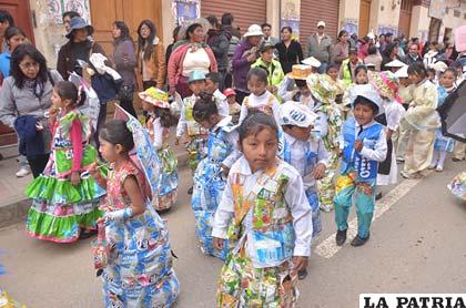 Niños utilizaron bolsas plásticas para sus trajes, enseñando el reciclaje