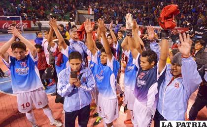 El festejo de los jugadores de Constructora Cobbel