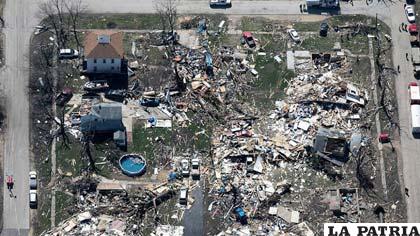 Toma aérea de los daños ocasionados por el tornado en Estados Unidos