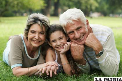 Los abuelos son parte importante de las familias