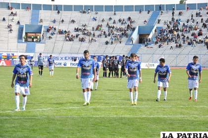 Mientras festejan los cruceños los “santos” salen cabizbajos