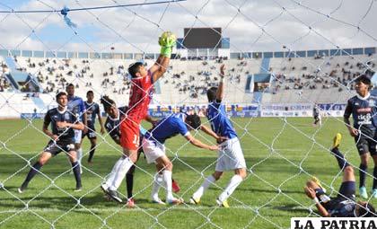 Eder Jordán estuvo bastante acertado en el arco de Blooming