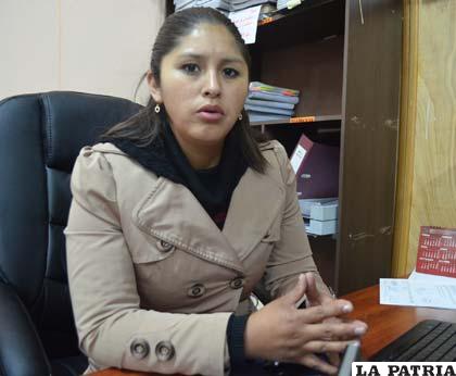 La directora de Límites de la Gobernación de Oruro, Yamile Gutiérrez