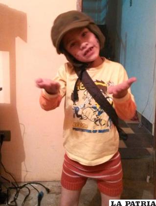 Niño festeja su día disfrazado del Chavo del 8