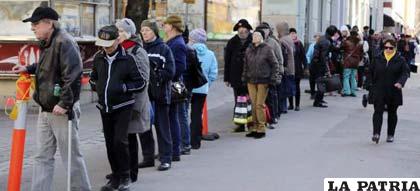Las filas largas para obtener pan en Finlandia
