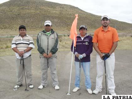 Golfistas que participan en el torneo nacional que se realiza en Oruro 
