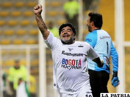 Maradona fue el principal protagonista en el partido por la paz 