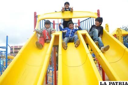 Mucha diversión de los niños en el Parque Inti Raymi