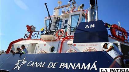 Barco en el canal de Panama