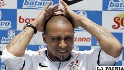 El exfutbolista y actual técnico Roberto Carlos