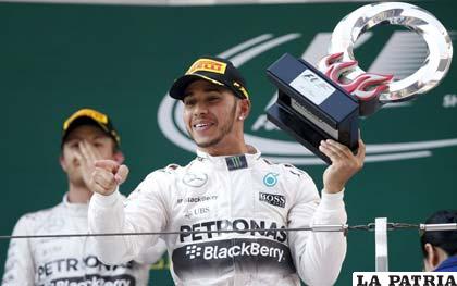 Hamilton luce orgulloso el trofeo que ganó en China